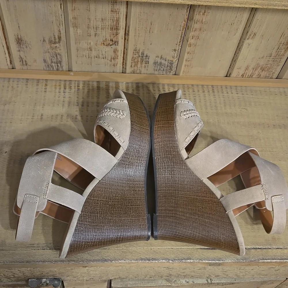 Indigo Rd Tan Wedge Sandals Size 6.5